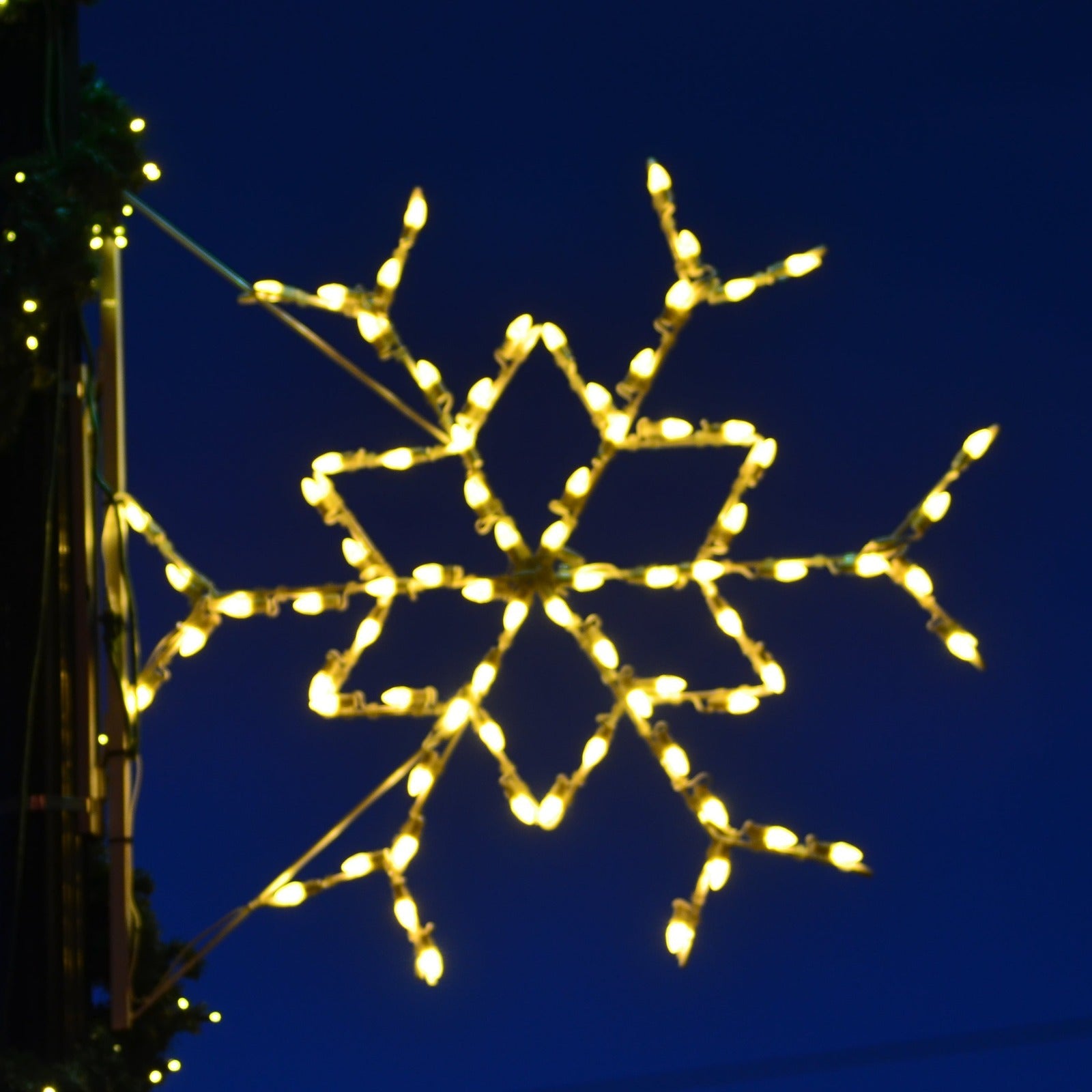 Brite Ideas 48" Pole Mount Snowflake Display for C7 Bulbs C7PMSF